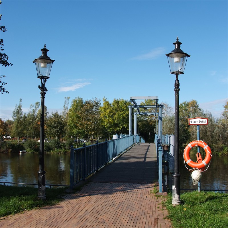 die blaue zugbrücke über den westersielzug