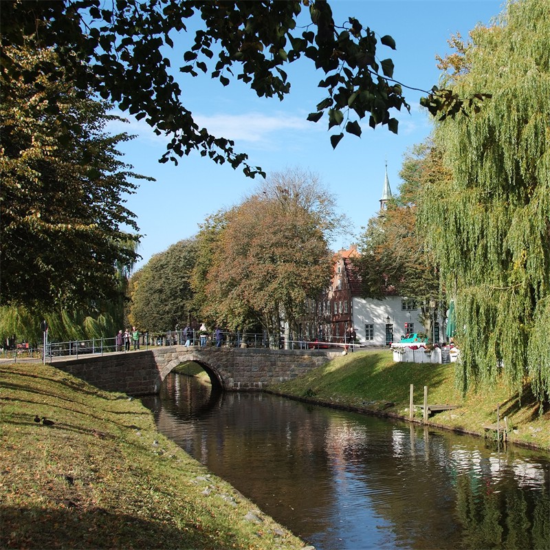 eine grachtenbrücke am mittelburggraben